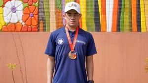 David Larriva luciendo la medalla de bronce alcanzada por equipos para Ecuador.